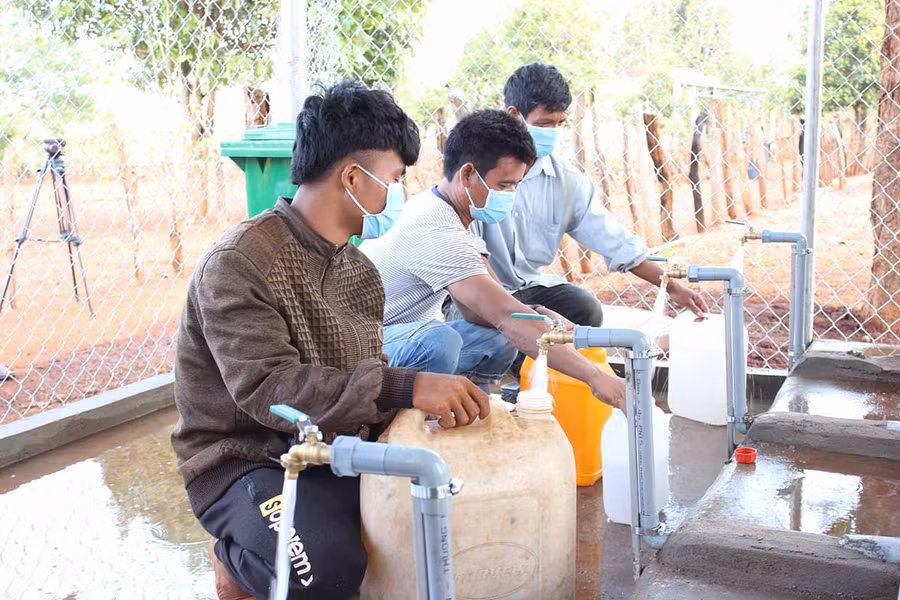 Người dân làng Đak Bêt lấy nước về sử dụng. Ảnh: Nguyễn Diệp
