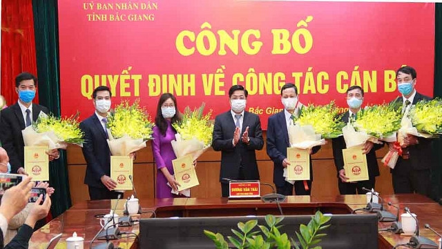 Ông Dương Văn Thái, Phó Bí thư Tỉnh ủy, Chủ tịch UBND tỉnh Bắc Giang trao các quyết định điều động, bổ nhiệm Ảnh: Báo Bắc Giang Ông Dương Văn Thái, Phó Bí thư Tỉnh ủy, Chủ tịch UBND tỉnh Bắc Giang trao các quyết định điều động, bổ nhiệm Ảnh: Báo Bắc Giang