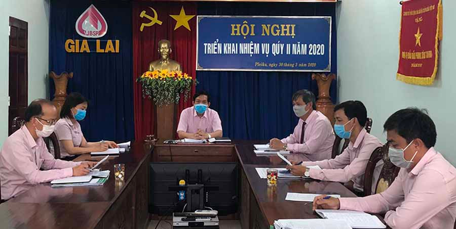  Ông Lê Văn Chí (ngồi giữa) điều hành hội nghị trực tuyến với phòng giao dịch 17 huyện, thị xã, thành phố. Ảnh: S.C