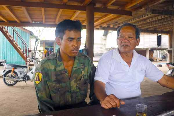 Những lúc rỗi rãi, già làng Đinh Văn Chiêm (làng Vơn, xã Yang Nam, huyện Kông Chro) đến từng hộ dân nắm bắt tình hình cuộc sống, tuyên truyền chuyển đổi cơ cấu cây trồng, vật nuôi, phát triển kinh tế. Ảnh: N.M