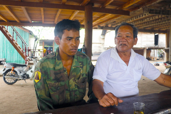 Những lúc rỗi rãi, già làng Đinh Văn Chiêm (làng Vơn, xã Yang Nam, huyện Kông Chro) đến từng hộ dân nắm bắt tình hình cuộc sống, tuyên truyền chuyển đổi cơ cấu cây trồng, vật nuôi, phát triển kinh tế. Ảnh: N.M