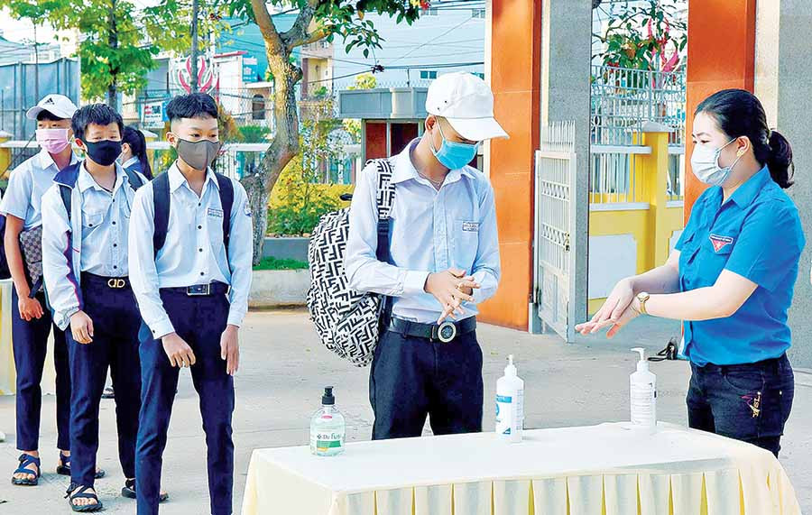 Học sinh Trường THCS Phạm Hồng Thái (TP. Pleiku) rửa tay sát khuẩn trước khi vào lớp học. Ảnh: Đ.T Học sinh Trường THCS Phạm Hồng Thái (TP. Pleiku) rửa tay sát khuẩn trước khi vào lớp học. Ảnh: Đ.T
