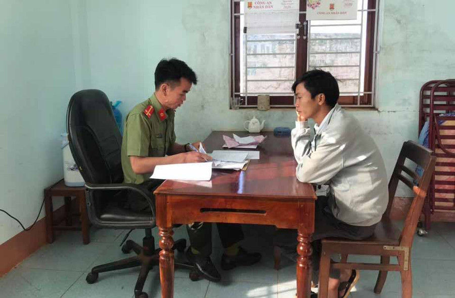 Công an huyện Chư Prông (Gia Lai) vừa ra quyết định xử phạt hành chính Vi Văn Đức (SN 1995, trú tại thôn Pắc Pó, xã Ia Lâu, huyện Chư Prông) về hành vi đăng tải, chia sẻ thông tin sai sự thật gây hoang mang dư luận. Ảnh: V.N