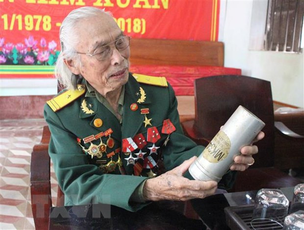 Anh hùng Trần Kim Xuân bên những kỷ vật chiến tranh. (Ảnh: Nguyễn Thảo/TTXVN) Anh hùng Trần Kim Xuân bên những kỷ vật chiến tranh. (Ảnh: Nguyễn Thảo/TTXVN)