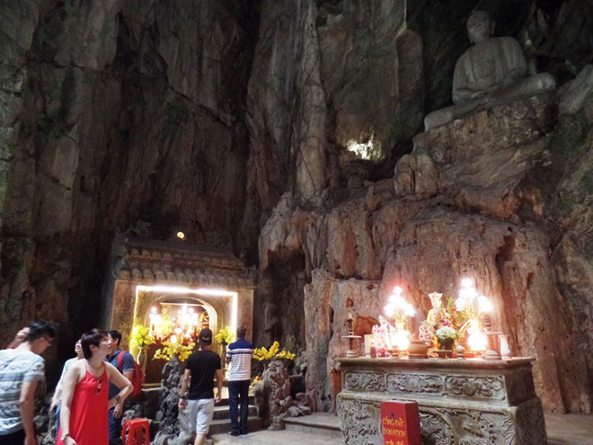 Động Huyền Không, nơi có đến 60 bia ma nhai nhưng chỉ còn 36 bia tương đối nguyên vẹn - Ảnh: Hoàng Sơn