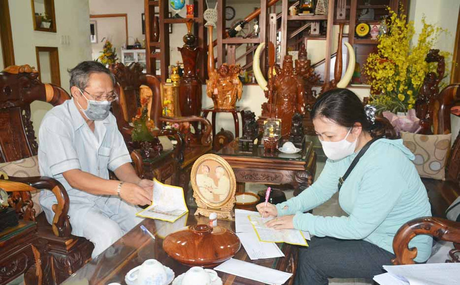 Công tác chi trả lương hưu, trợ cấp BHXH tại nhà đảm bảo an toàn, kịp thời cho người hưởng. Ảnh: Như Nguyện