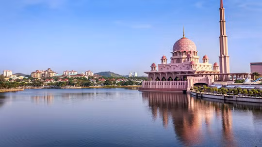 Ảnh phải là nhà thờ hồi giáo Putra ở Putrajaya. Ảnh: Shutterstock.