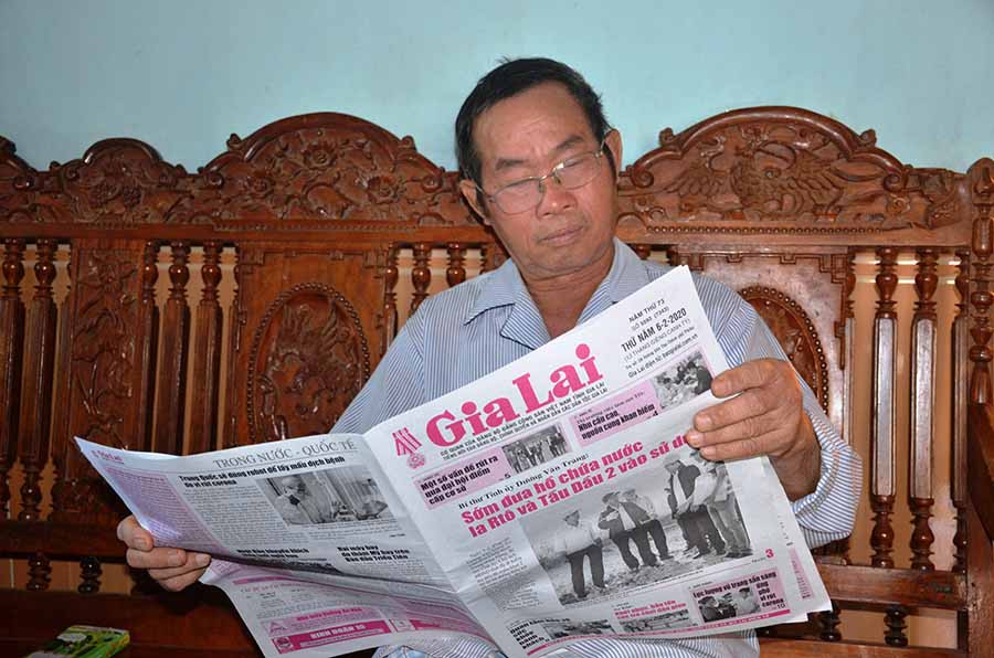  Ông Hoàng Bá Sự (xã Bàu Cạn, huyện Chư Prông) thường xuyên đọc báo Gia Lai để nắm bắt thông tin. Ảnh: V.H
