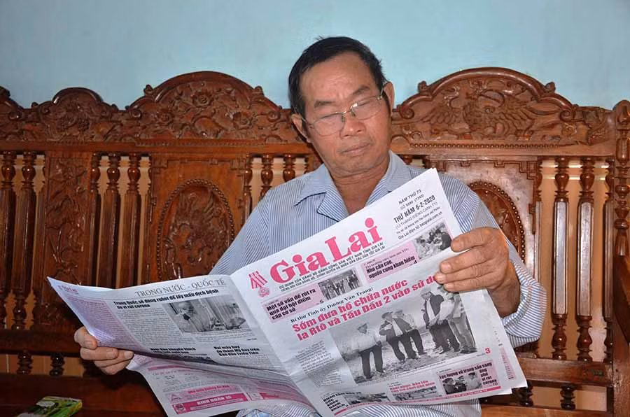  Ông Hoàng Bá Sự (xã Bàu Cạn, huyện Chư Prông) thường xuyên đọc báo Gia Lai để nắm bắt thông tin. Ảnh: V.H