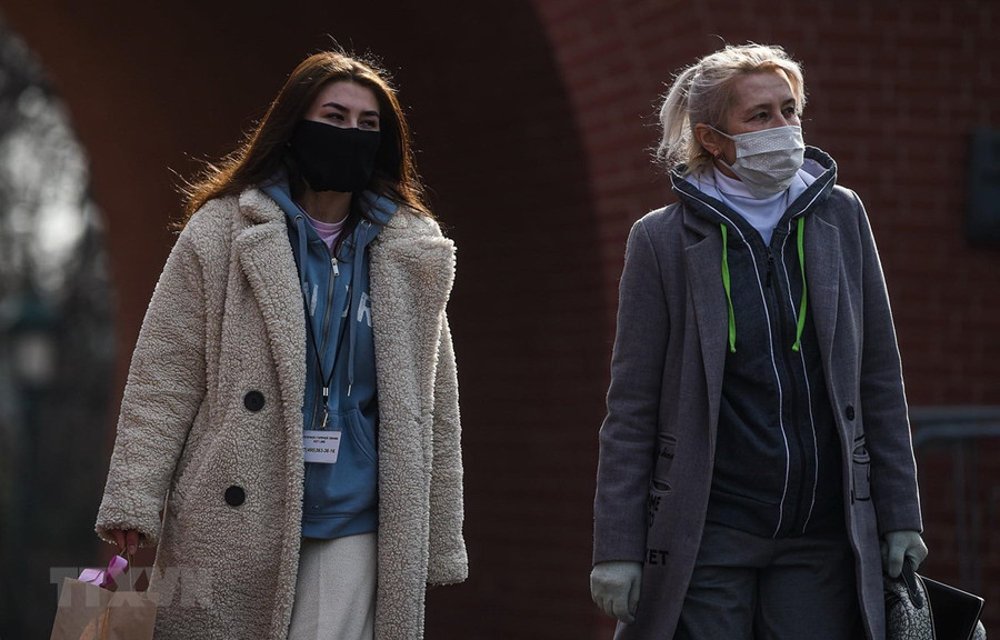 Người dân đeo khẩu trang phòng dịch COVID-19 tại Moskva, Nga. (Ảnh: THX/TTXVN) Người dân đeo khẩu trang phòng dịch COVID-19 tại Moskva, Nga. (Ảnh: THX/TTXVN)