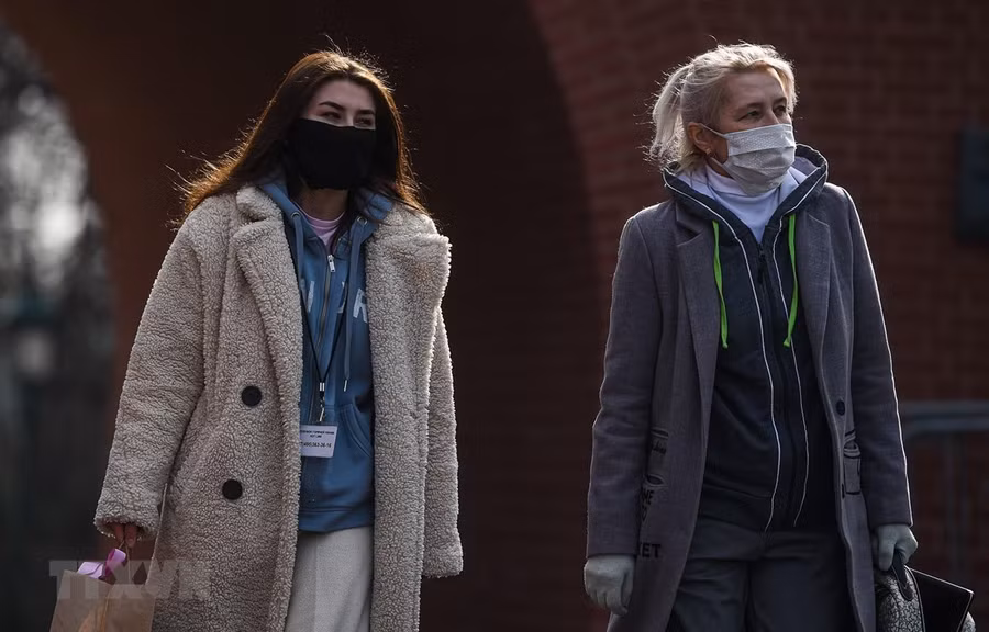 Người dân đeo khẩu trang phòng dịch COVID-19 tại Moskva, Nga. (Ảnh: THX/TTXVN)