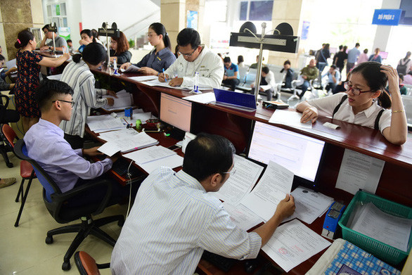 Theo Tổng cục thuế, biên chế cán bộ thuế cũng sẽ phụ thuộc vào số thu thực tế của từng địa phương. Do đó, 4 năm qua, ngành thuế đã giảm gần 200 chi cục thuế - Người dân nộp thuế tại Cục thuế TP HCM - Ảnh: Q.ĐỊNH Theo Tổng cục thuế, biên chế cán bộ thuế cũng sẽ phụ thuộc vào số thu thực tế của từng địa phương. Do đó, 4 năm qua, ngành thuế đã giảm gần 200 chi cục thuế - Người dân nộp thuế tại Cục thuế TP HCM - Ảnh: Q.ĐỊNH