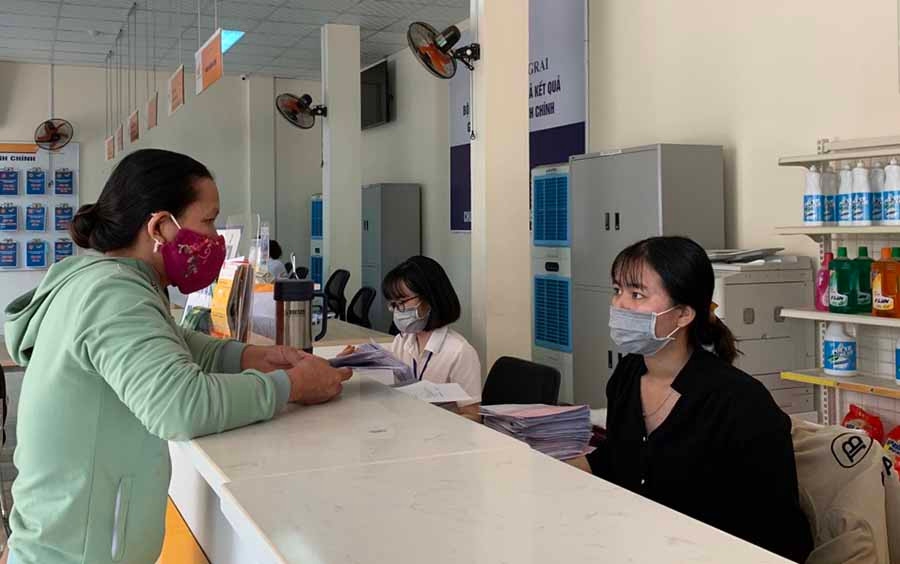  Bưu điện huyện Ia Grai bố trí nhân viên hỗ trợ, tư vấn người dân đến liên hệ nộp hồ sơ. Ảnh: P.L