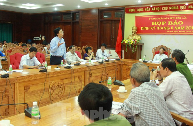 Ông Doãn Hữu Long (đứng) báo cáo sai sự thật về đấu thầu thuốc trong một cuộc họp báo.