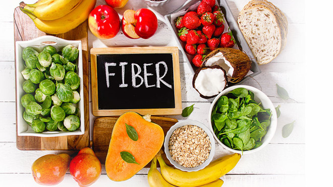 Phụ nữ ăn thực phẩm giàu chất xơ, đặc biệt là trái cây và rau củ, có thể giảm nguy cơ ung thư vú so với những người ít bổ sung chất xơ. Ảnh minh họa: Shutterstock