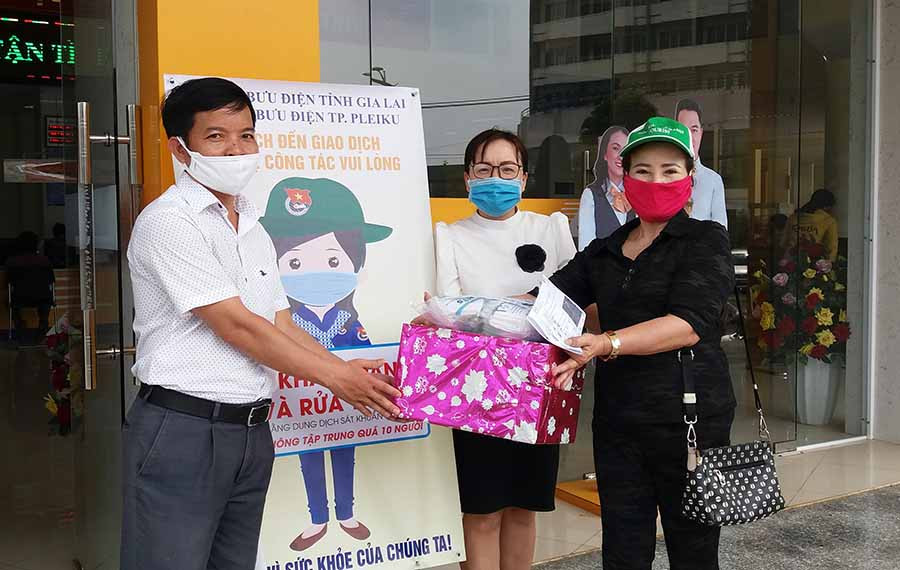 Nhóm Pleiku Blue tặng khẩu trang tại Bưu điện tỉnh Gia Lai. Ảnh: Như Nguyện Nhóm Pleiku Blue tặng khẩu trang tại Bưu điện tỉnh Gia Lai. Ảnh: Như Nguyện