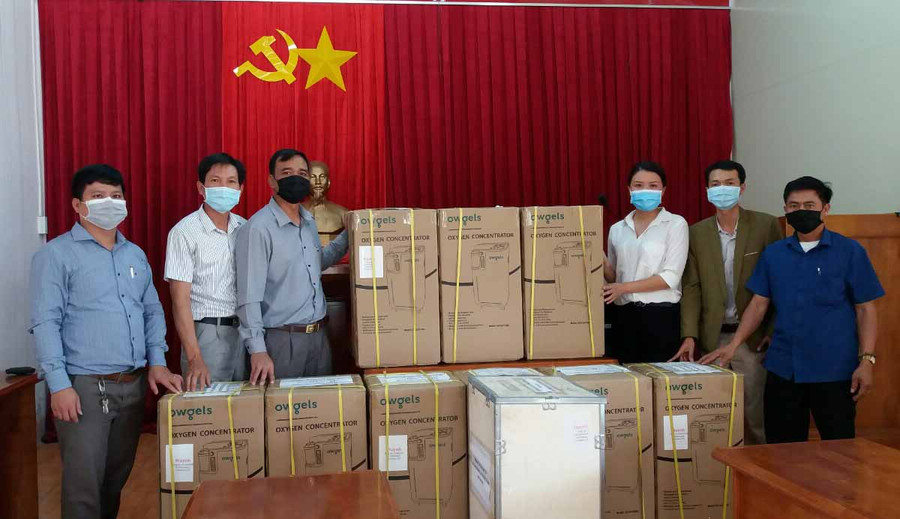Đại diện Công ty cổ phần Đầu tư Xây dựng Trung Nam (bên phải) trao tặng 10 máy tạo oxi cho ngành Y tế Gia Lai. Ảnh: Như Nguyện