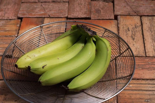 Chuối: Ăn chuối chưa chín hẳn có thể gây táo bón, vì chuối chưa chín chứa nhiều tinh bột khó tiêu hóa. Trẻ sơ sinh và trẻ nhỏ cũng có thể bị táo bón nếu ăn nhiều chuối. Chuối: Ăn chuối chưa chín hẳn có thể gây táo bón, vì chuối chưa chín chứa nhiều tinh bột khó tiêu hóa. Trẻ sơ sinh và trẻ nhỏ cũng có thể bị táo bón nếu ăn nhiều chuối.