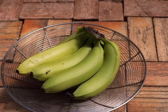 Chuối: Ăn chuối chưa chín hẳn có thể gây táo bón, vì chuối chưa chín chứa nhiều tinh bột khó tiêu hóa. Trẻ sơ sinh và trẻ nhỏ cũng có thể bị táo bón nếu ăn nhiều chuối.