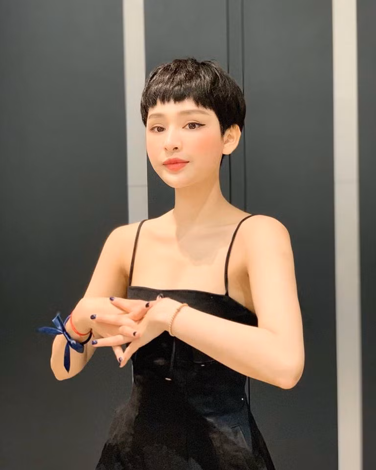 Về chuyện tình cảm, nữ ca sĩ sinh năm 1997 chia sẻ cô vẫn là người độc thân và muốn tập trung cho âm nhạc.