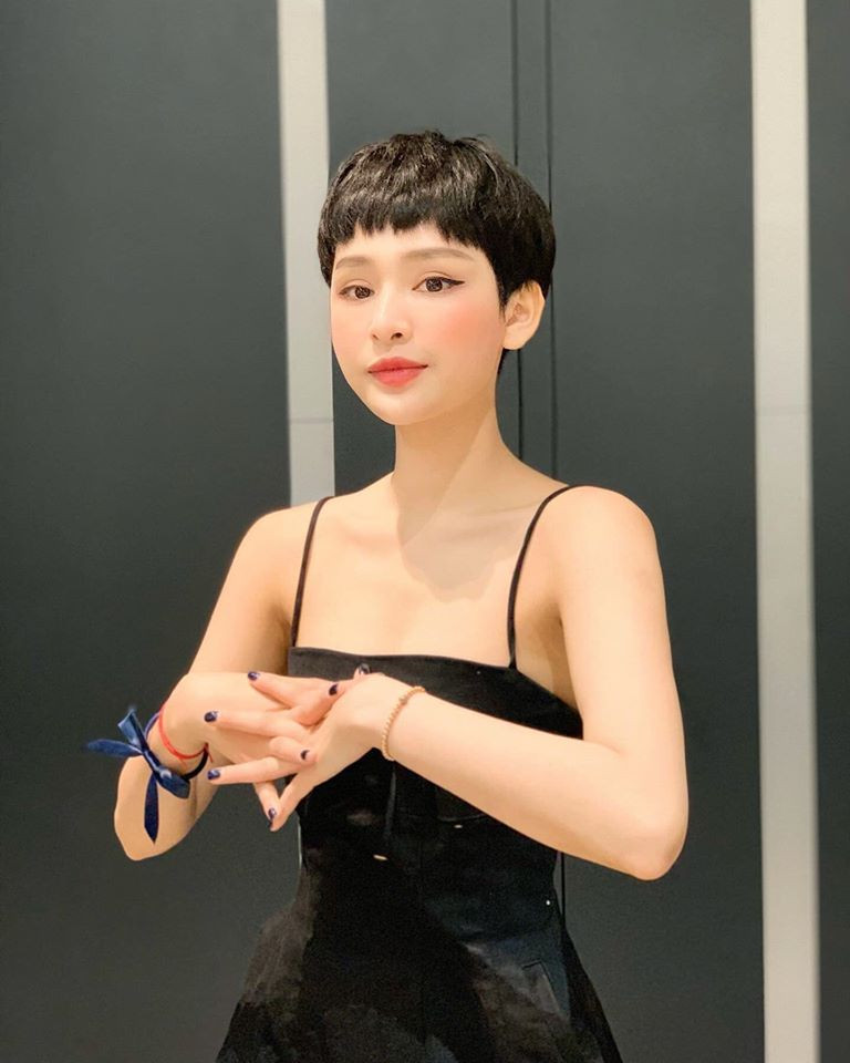 Về chuyện tình cảm, nữ ca sĩ sinh năm 1997 chia sẻ cô vẫn là người độc thân và muốn tập trung cho âm nhạc.