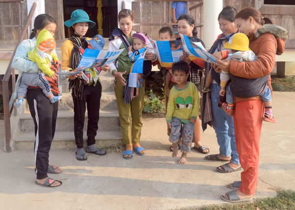  Cấp phát tờ rơi chính sách dân số cho chị em trong độ tuổi sinh đẻ ở làng Mơ Tôn (xã Kông Lơng Khơng, huyện Kbang). Ảnh: Đ.Y