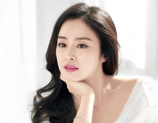 Cung cấp vitamin cho cơ thể: Kim Tae Hee thường xuyên uống đủ nước và ăn rau xanh. Để có được làn da khoẻ mạnh như hiện tại, cô chăm chỉ uống nước ép cà rốt. Đây là loại quả chứa nhiều vitamin A, E giúp chống lại các vấn đề như mụn trứng cá, lão hoá. Đồng thời, nó có đặc tính bảo vệ da khỏi tác hại của ánh nắng mặt trời. Ảnh: Naver.