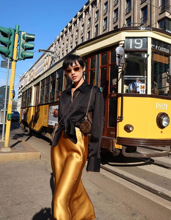 Và khi di chuyển hoặc tạo dáng chụp ảnh trước gió tránh sự cố phô phang điểm 