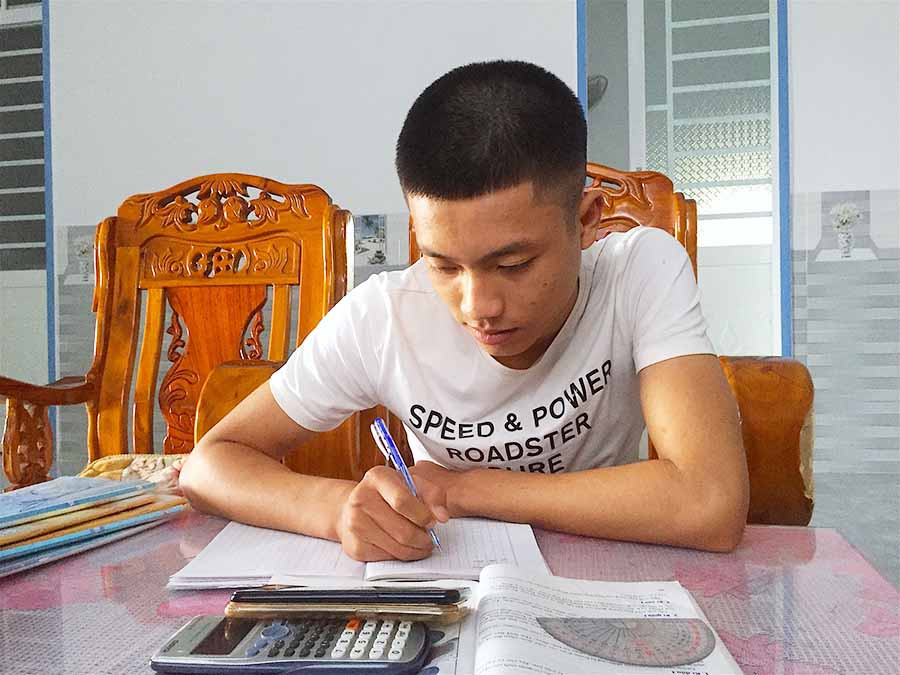  Em Thái Hữu Thiên (lớp 10A2, Trường THPT Quang Trung, thị xã An Khê) sử dụng điện thoại thông minh để học trực tuyến tại nhà. Ảnh: H.T