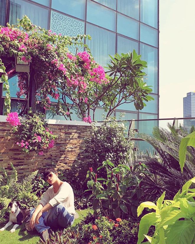 Được biết, cuộc sống của nam ca sĩ không thay đổi nhiều khi có lệnh giãn cách xã hội vì anh vốn hạn chế tối đa giao tiếp và thường xuyên ở nhà sau những buổi biểu diễn. ẢNH: FBNV
