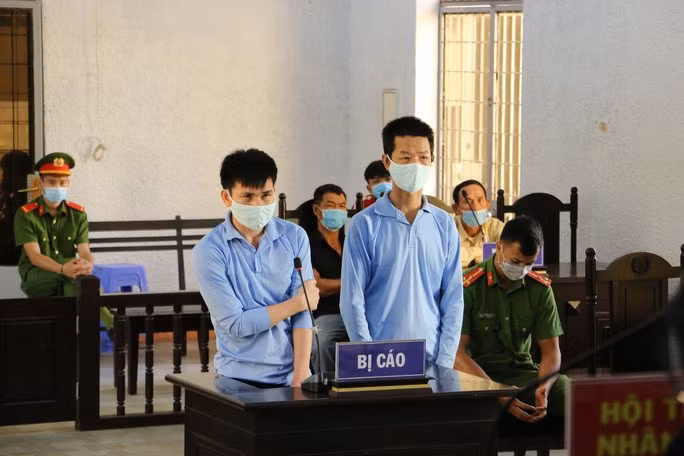  Hai bị cáo tại phiên tòa sơ thẩm