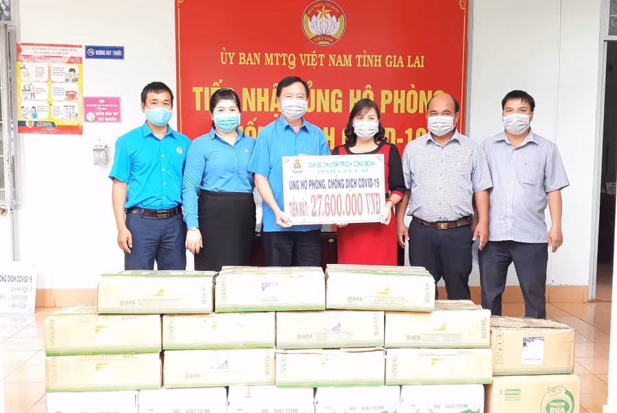 Cán bộ chuyên trách Công đoàn tỉnh Gia Lai hỗ trợ 27,6 triệu đồng cho các đơn vị làm công tác phòng-chống dịch. Ảnh: Đinh Yến