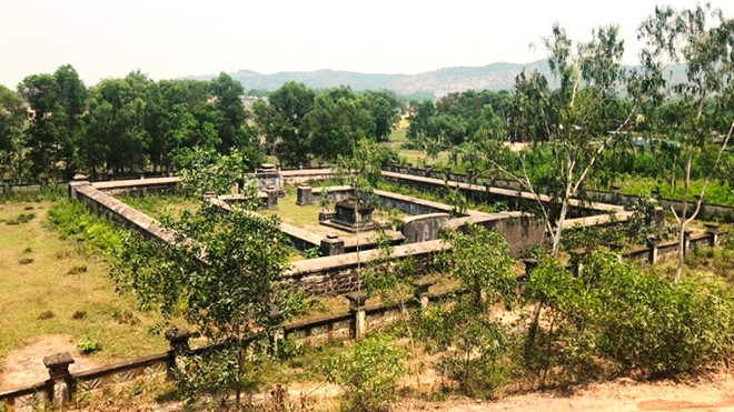 Khu lăng mộ bà Đoàn Quý phi bị xuống cấp nặng nề - ẢNH: CƯ NGUYỄN Khu lăng mộ bà Đoàn Quý phi bị xuống cấp nặng nề - ẢNH: CƯ NGUYỄN