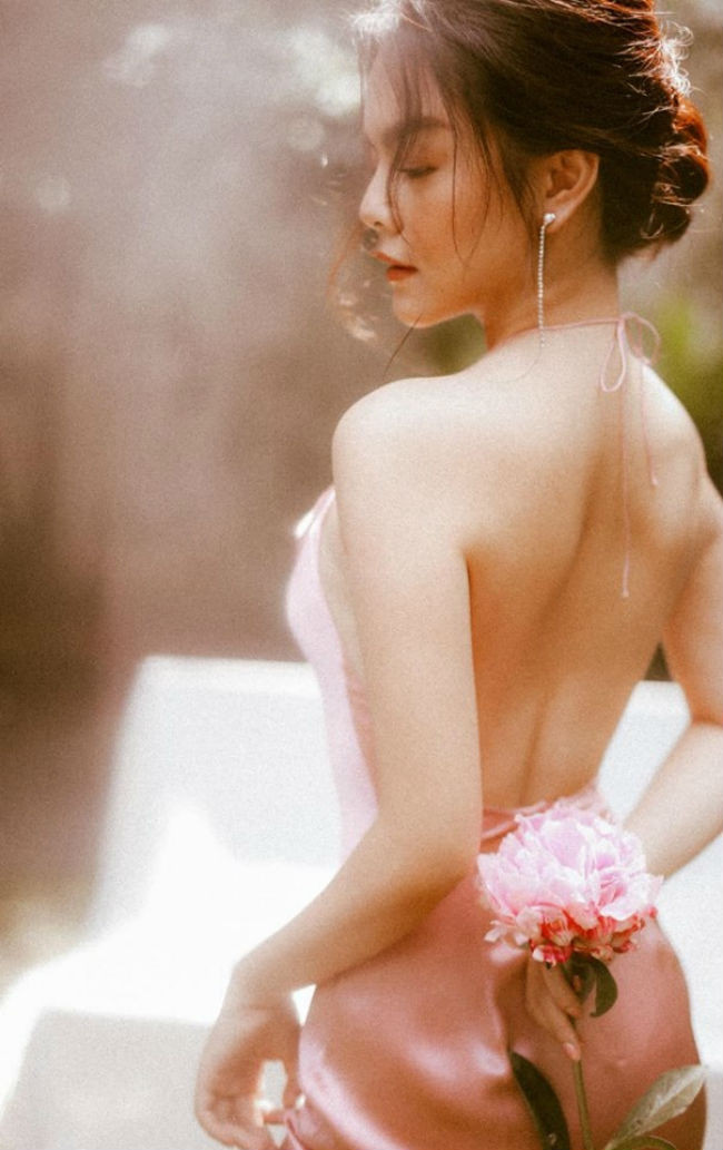 Để mặc váy lụa đẹp, cần có sự tinh tế trong việc lựa chọn. Vì lúc di chuyển, chất liệu ôm sát dễ khiến người mặc rơi vào sự cố lộ điểm 