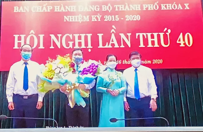 Ủy viên Bộ Chính trị, Bí thư Thành ủy TP HCM Nguyễn Thiện Nhân trao quyết định cho ông Dương Anh Đức Ủy viên Bộ Chính trị, Bí thư Thành ủy TP HCM Nguyễn Thiện Nhân trao quyết định cho ông Dương Anh Đức