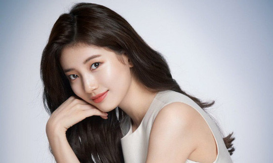 Rửa mặt với công thức 424: Suzy luôn để ý đến việc làm chậm quá trình lão hoá ở độ tuổi 25. Điều này giúp cô tự tin để mặt mộc mỗi khi xuất hiện tại sân bay. Bên cạnh đó, nữ ca sĩ thường áp dụng công thức rửa mặt 424. Cụ thể, cô sẽ có 4 phút tẩy trang sạch sẽ. Sau đó, nữ thần tượng dùng 2 phút massage mặt với sữa. Cuối cùng, cô kết thúc chu trình làm sạch với 4 phút rửa mặt bằng nước ấm - lạnh đan xen. Ảnh: WowKeren.