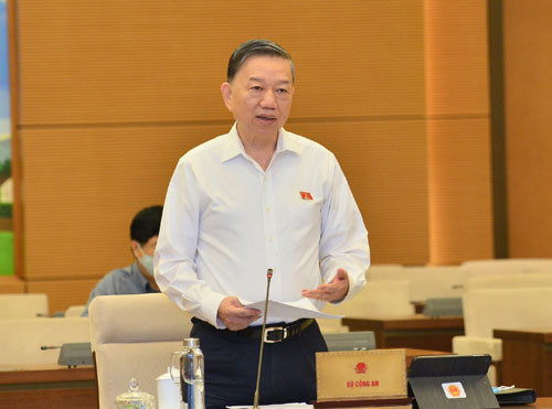 Bộ trưởng Bộ Công an Tô Lâm trình bày tờ trình của Chính phủ về dự án Luật Cư trú (sửa đổi) Ảnh: TTXVN Bộ trưởng Bộ Công an Tô Lâm trình bày tờ trình của Chính phủ về dự án Luật Cư trú (sửa đổi) Ảnh: TTXVN