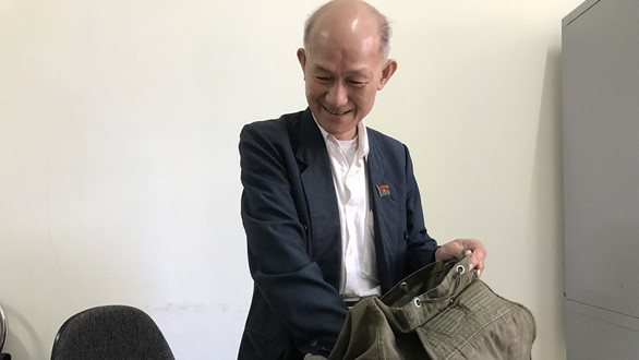Thầy Hà Ngọc Đào với những kỷ vật đi B - Ảnh: TRUNG TÂN Thầy Hà Ngọc Đào với những kỷ vật đi B - Ảnh: TRUNG TÂN