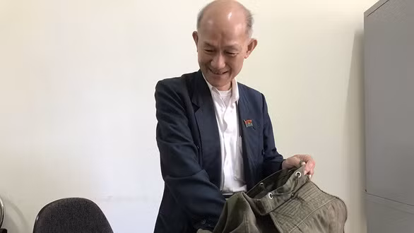 Thầy Hà Ngọc Đào với những kỷ vật đi B - Ảnh: TRUNG TÂN