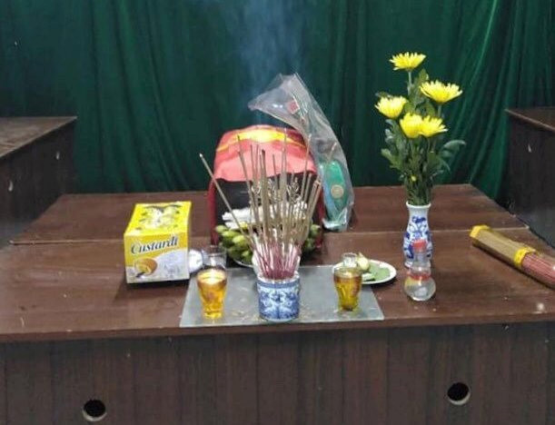 Bộ hài cốt liệt sĩ vừa tìm thấy được tạm thời hương khói ẢNH: THANH LỘC