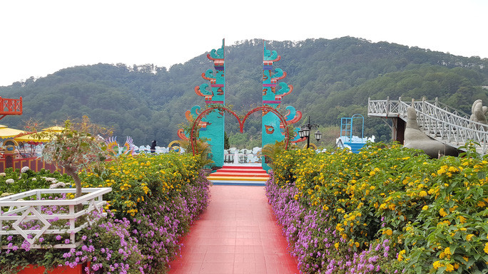 Khu du lịch Vườn Thượng Uyển Bay hoành tráng không phép do bà Ái làm chủ ngay cửa ngõ Đà Lạt. Khu du lịch Vườn Thượng Uyển Bay hoành tráng không phép do bà Ái làm chủ ngay cửa ngõ Đà Lạt.