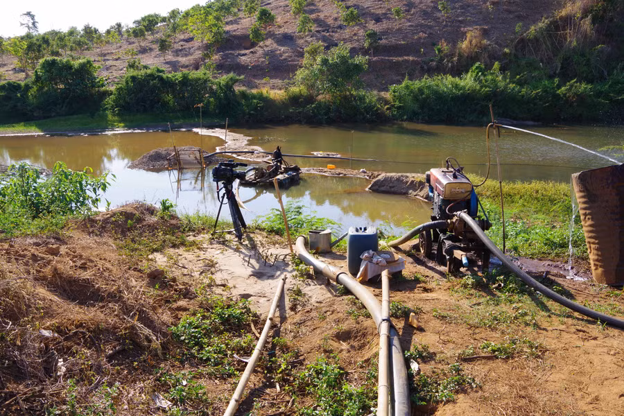 Hiện trường vụ khai thác cát trái phép. Ảnh: Anh Huy