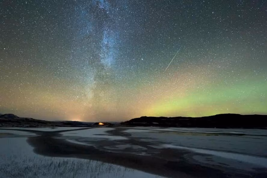 Cực quang và dải ngân hà ở Bắc cực hồi tháng 10.2019. Ảnh: Science Photo Library 