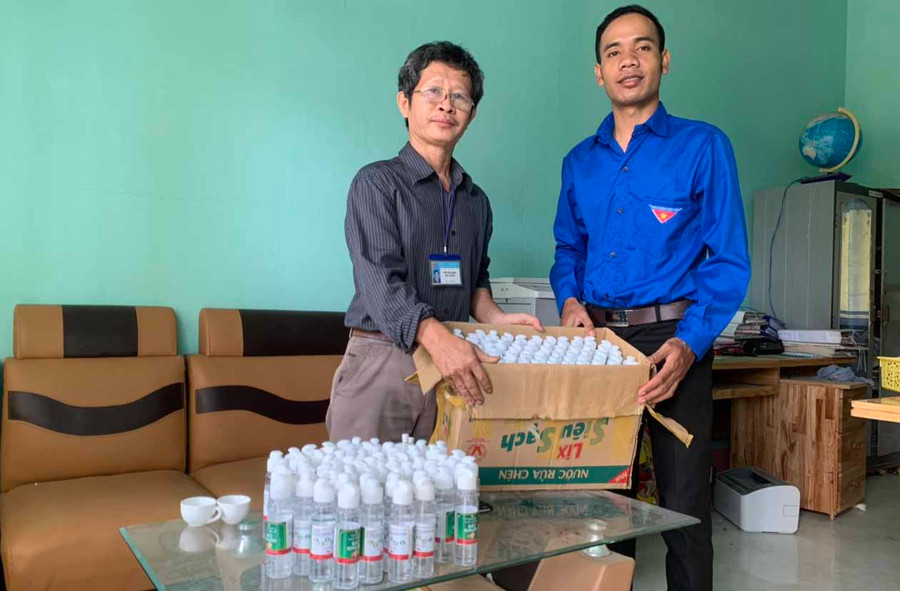  Thầy Võ Trí Hoàn-Hiệu trưởng trường Tiểu học và THCS Nay Der nhận phần quà tặng. Ảnh: R’ô Hok