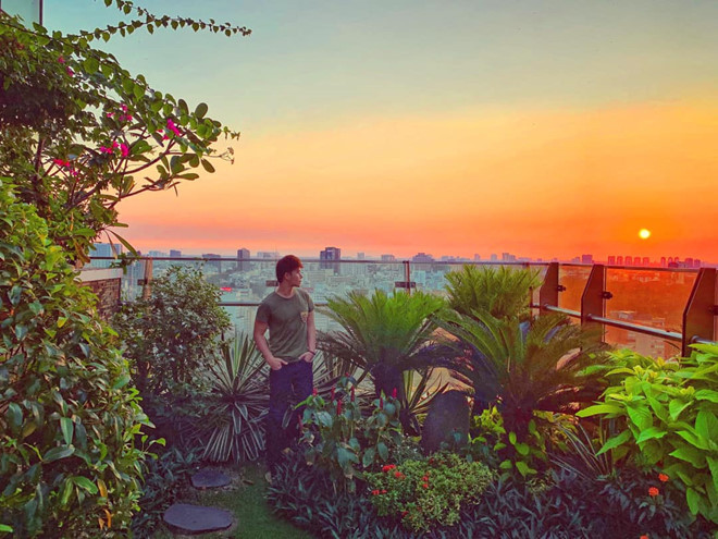 Giọng ca Hạ khiến nhiều người trầm trồ khi sở hữu khu vườn trên không có diện tích 100m2 trị giá đến 3 triệu USD trong ngôi biệt thự đắt đỏ tại TP.HCM. ẢNH: FBNV