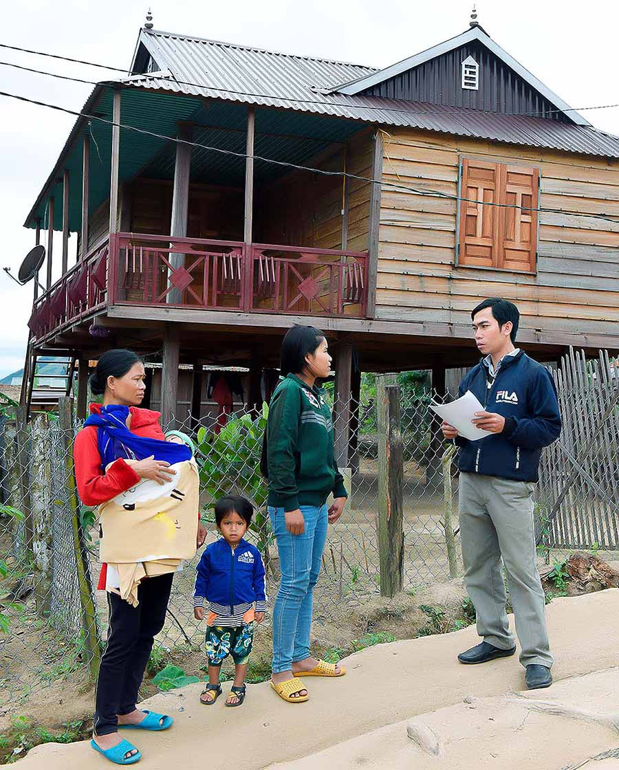  Cán bộ xã Đak Pling (huyện Kông Chro) tuyên truyền, hướng dẫn người dân tham gia xây dựng nông thôn mới. Ảnh: N.Y