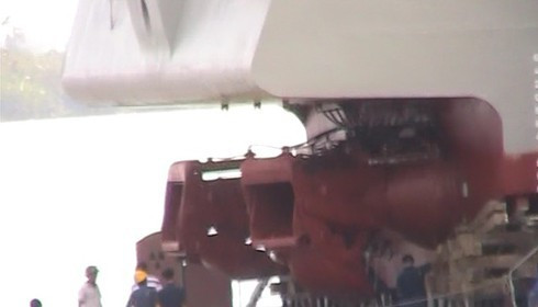 Cận cảnh hệ thống bơm nước phản lực trên tàu 318 với hai luồng phụt thay vì sử dụng chân vịt như thông thường. Hai luồng phục này sẽ đổi hướng để tàu bẻ lái. Nguồn ảnh: BHQ. Cận cảnh hệ thống bơm nước phản lực trên tàu 318 với hai luồng phụt thay vì sử dụng chân vịt như thông thường. Hai luồng phục này sẽ đổi hướng để tàu bẻ lái. Nguồn ảnh: BHQ.