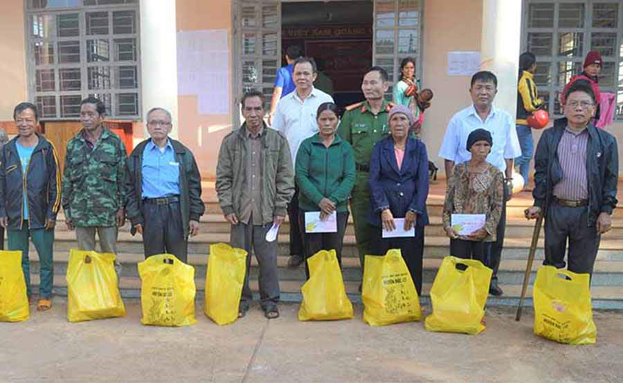  Huyện Đức Cơ tặng quà cho hộ nghèo, người có công với cách mạng. Ảnh: H.T