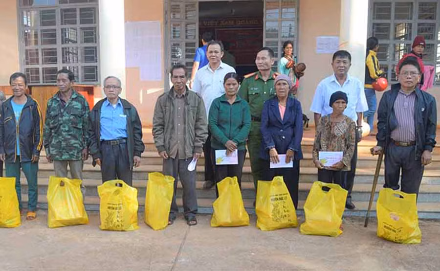  Huyện Đức Cơ tặng quà cho hộ nghèo, người có công với cách mạng. Ảnh: H.T