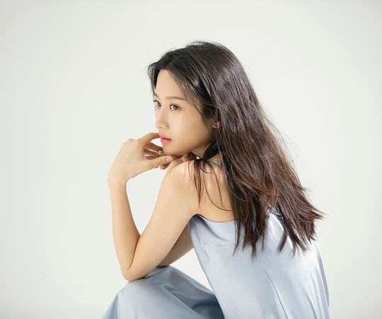 Moon Ga Young sinh năm 1996. Cô hiện thuộc nhóm nhân tố tiềm năng của “vườn hoa” nhà SM khi cho thấy sự trưởng thành cả về phong cách, ngoại hình lẫn các vai diễn trong phim.